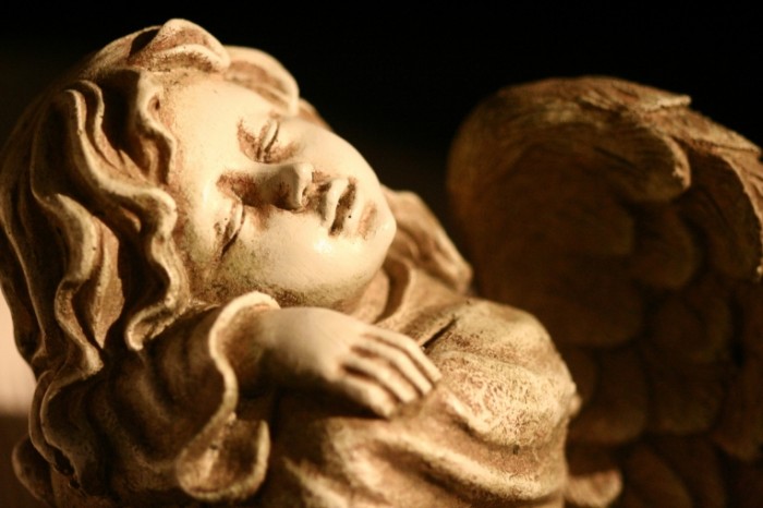 Angel statue`tka Angel a figurine 700x466 Ангел, статуэтка   Angel, a figurine